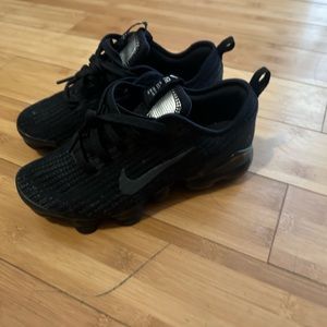 Vapor max Nike size 4.5